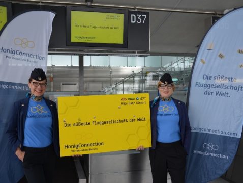 Zwei Frauen von Honigconnection am Flughafen mit der Aktion die süßeste Fluggesellschaft der Welt