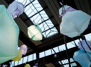 Blaue Ballons in einer Halle